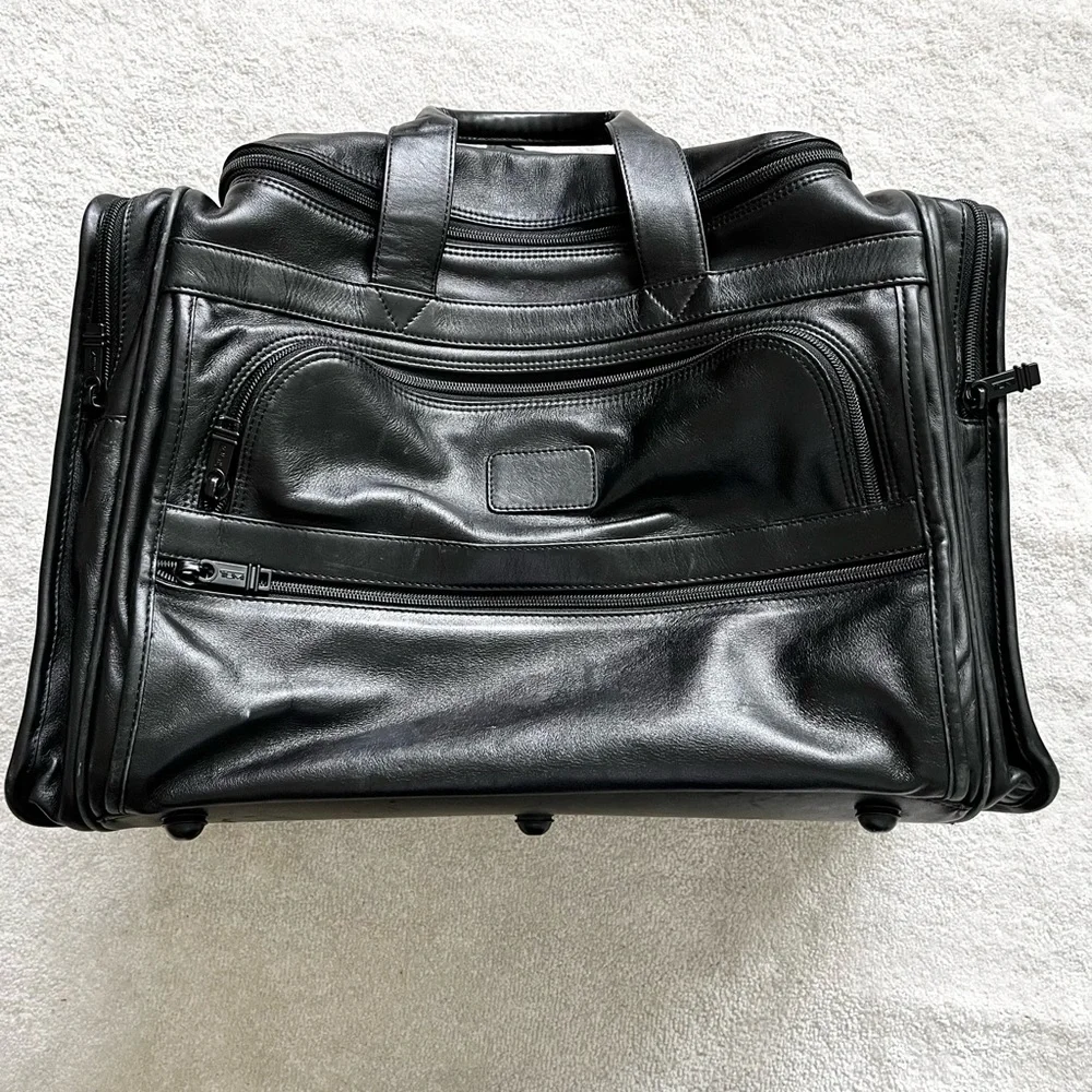 TUMI GENUINE LEATHER TRAVEL WEEKEND BAG